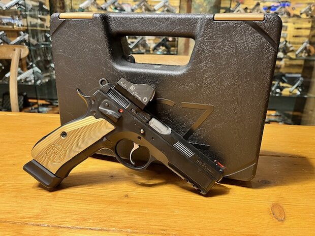 Gebruikte CZ 75 SP-01 Shadow 9x19mm incl Doctor Red-Dot    *VERKOCHT*